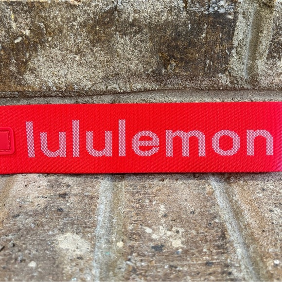 (SOLD) NWT Lululemon Never Lost Keychain In Lulu Red/White - Picture 2 of 5
